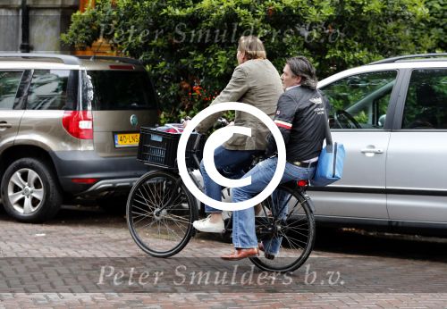 Amsterdam 22 juni 2012
Pierre Bokma met een vriendin op de fiets.
Peter Smulders bv