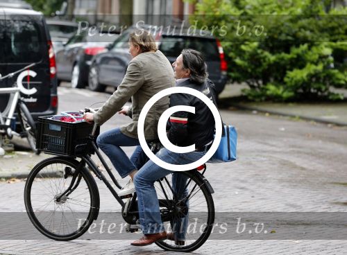 Amsterdam 22 juni 2012
Pierre Bokma met een vriendin op de fiets.
Peter Smulders bv
