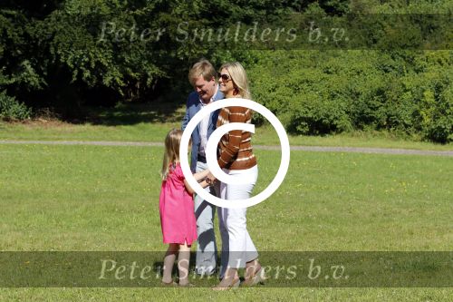 Wassenaar 7 juli 2012
Fotosessie met Prins Willem Alexander prinses Maxima Alexia Ariane en Amalia op landgoed de horsten.
Peter Smulder bv