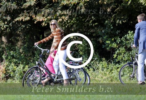 Wassenaar 7 juli 2012
Fotosessie met Prins Willem Alexander prinses Maxima Alexia Ariane en Amalia op landgoed de horsten.
Peter Smulder bv