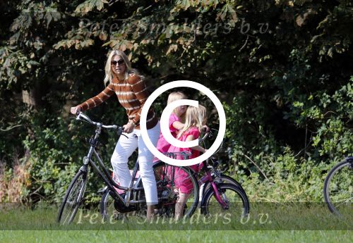 Wassenaar 7 juli 2012
Fotosessie met Prins Willem Alexander prinses Maxima Alexia Ariane en Amalia op landgoed de horsten.
Peter Smulder bv
