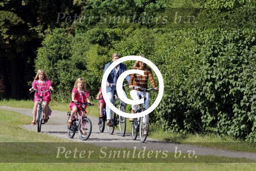 Wassenaar 7 juli 2012
Fotosessie met Prins Willem Alexander prinses Maxima Alexia Ariane en Amalia op landgoed de horsten.
Peter Smulder bv