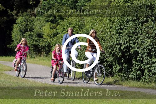 Wassenaar 7 juli 2012
Fotosessie met Prins Willem Alexander prinses Maxima Alexia Ariane en Amalia op landgoed de horsten.
Peter Smulder bv