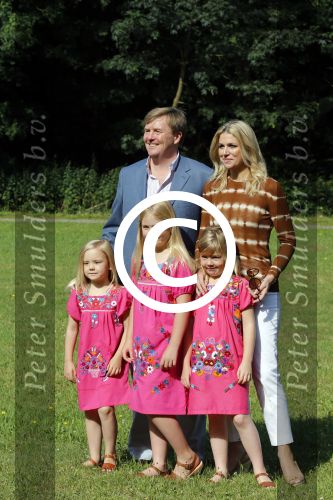 Wassenaar 7 juli 2012
Fotosessie met Prins Willem Alexander prinses Maxima Alexia Ariane en Amalia op landgoed de horsten.
Peter Smulder bv