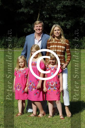 Wassenaar 7 juli 2012
Fotosessie met Prins Willem Alexander prinses Maxima Alexia Ariane en Amalia op landgoed de horsten.
Peter Smulder bv