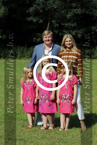 Wassenaar 7 juli 2012
Fotosessie met Prins Willem Alexander prinses Maxima Alexia Ariane en Amalia op landgoed de horsten.
Peter Smulder bv