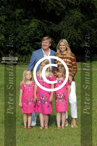 Wassenaar 7 juli 2012
Fotosessie met Prins Willem Alexander prinses Maxima Alexia Ariane en Amalia op landgoed de horsten.
Peter Smulder bv