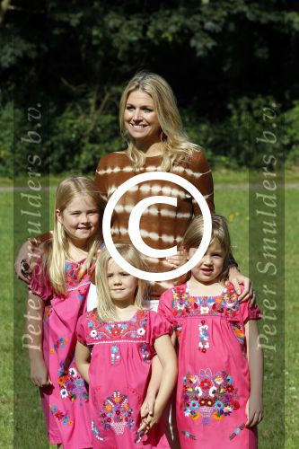 Wassenaar 7 juli 2012
Fotosessie met Prins Willem Alexander prinses Maxima Alexia Ariane en Amalia op landgoed de horsten.
Peter Smulder bv