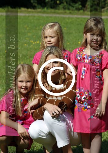 Wassenaar 7 juli 2012
Fotosessie met Prins Willem Alexander prinses Maxima Alexia Ariane en Amalia op landgoed de horsten.
Peter Smulder bv
