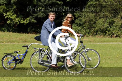 Wassenaar 7 juli 2012
Fotosessie met Prins Willem Alexander prinses Maxima Alexia Ariane en Amalia op landgoed de horsten.
Peter Smulder bv