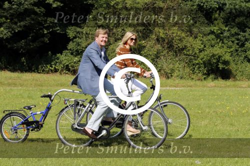 Wassenaar 7 juli 2012
Fotosessie met Prins Willem Alexander prinses Maxima Alexia Ariane en Amalia op landgoed de horsten.
Peter Smulder bv