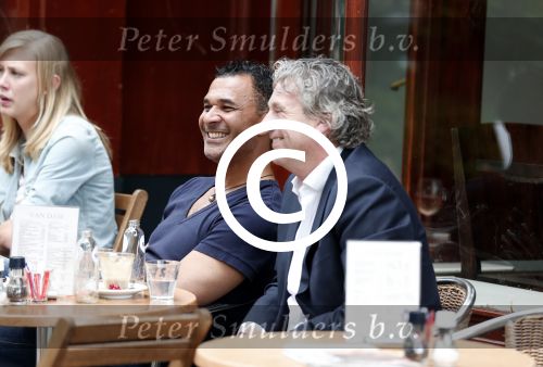 Amsterdam 3 juli 2012
Ruud Gullit op terras met Mark Teurlings en zijn dochter Joelle en ex schoonmoeder.
Peter Smulders bv
