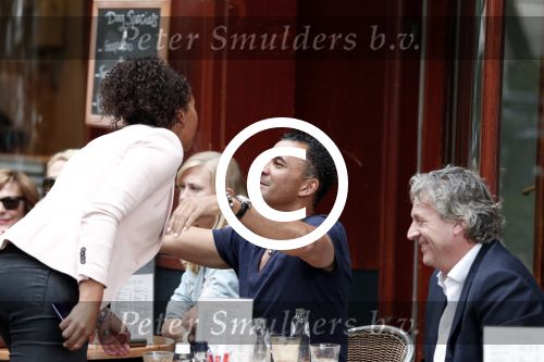 Amsterdam 3 juli 2012
Ruud Gullit op terras met Mark Teurlings en zijn dochter Joelle en ex schoonmoeder.
Peter Smulders bv