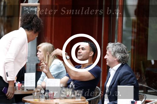 Amsterdam 3 juli 2012
Ruud Gullit op terras met Mark Teurlings en zijn dochter Joelle en ex schoonmoeder.
Peter Smulders bv