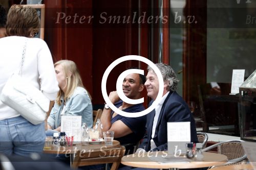 Amsterdam 3 juli 2012
Ruud Gullit op terras met Mark Teurlings en zijn dochter Joelle en ex schoonmoeder.
Peter Smulders bv