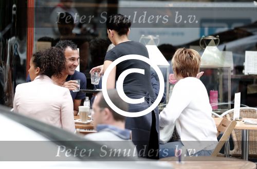 Amsterdam 3 juli 2012
Ruud Gullit op terras met Mark Teurlings en zijn dochter Joelle en ex schoonmoeder.
Peter Smulders bv