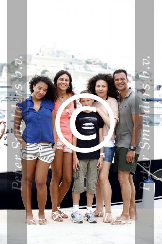 Ibiza 12 juli 2012
Ruud Gullit met zijn dochters Felicity Chermaine Joelle en zoon Maxim Gulli op vakantie op ibiza.
Peter Smulders bv