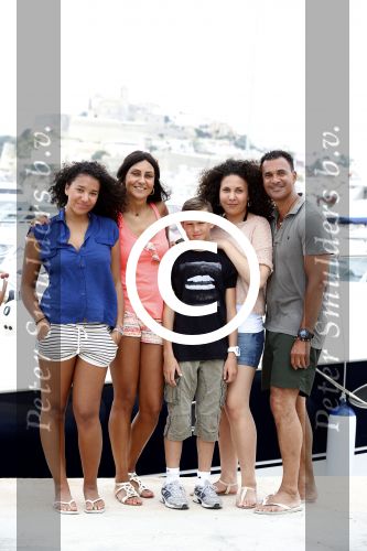 Ibiza 12 juli 2012
Ruud Gullit met zijn dochters Felicity Chermaine Joelle en zoon Maxim Gulli op vakantie op ibiza.
Peter Smulders bv