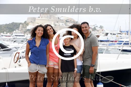 Ibiza 12 juli 2012
Ruud Gullit met zijn dochters Felicity Chermaine Joelle en zoon Maxim Gulli op vakantie op ibiza.
Peter Smulders bv