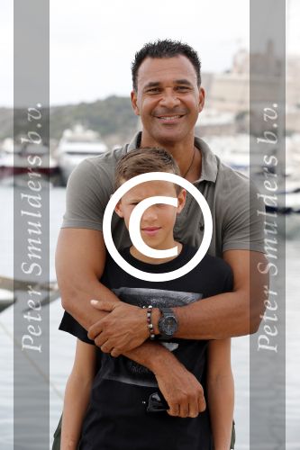 Ibiza 12 juli 2012
Ruud Gullit met zijn dochters Felicity Chermaine Joelle en zoon Maxim Gulli op vakantie op ibiza.
Peter Smulders bv