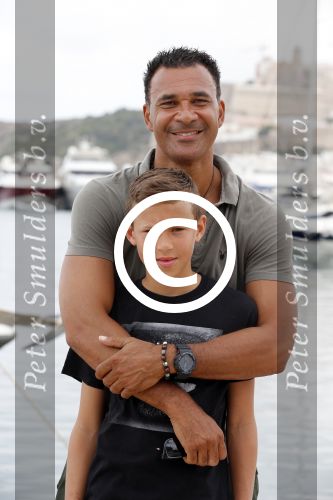 Ibiza 12 juli 2012
Ruud Gullit met zijn dochters Felicity Chermaine Joelle en zoon Maxim Gulli op vakantie op ibiza.
Peter Smulders bv