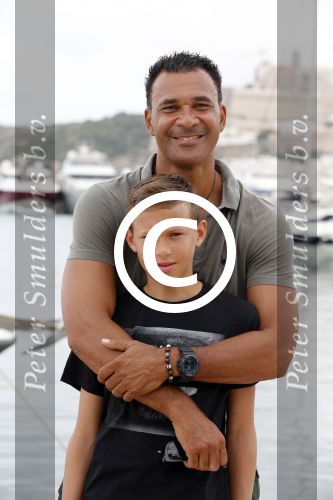 Ibiza 12 juli 2012
Ruud Gullit met zijn dochters Felicity Chermaine Joelle en zoon Maxim Gulli op vakantie op ibiza.
Peter Smulders bv
