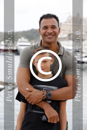 Ibiza 12 juli 2012
Ruud Gullit met zijn dochters Felicity Chermaine Joelle en zoon Maxim Gulli op vakantie op ibiza.
Peter Smulders bv