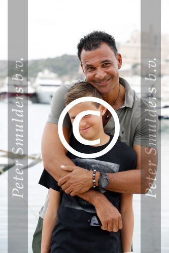 Ibiza 12 juli 2012
Ruud Gullit met zijn dochters Felicity Chermaine Joelle en zoon Maxim Gulli op vakantie op ibiza.
Peter Smulders bv