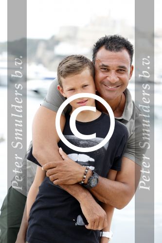Ibiza 12 juli 2012
Ruud Gullit met zijn dochters Felicity Chermaine Joelle en zoon Maxim Gulli op vakantie op ibiza.
Peter Smulders bv