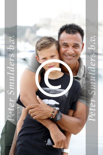 Ibiza 12 juli 2012
Ruud Gullit met zijn dochters Felicity Chermaine Joelle en zoon Maxim Gulli op vakantie op ibiza.
Peter Smulders bv