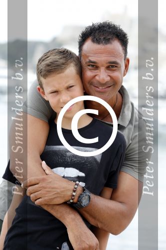 Ibiza 12 juli 2012
Ruud Gullit met zijn dochters Felicity Chermaine Joelle en zoon Maxim Gulli op vakantie op ibiza.
Peter Smulders bv