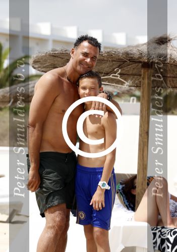 Ibiza 12 juli 2012
Ruud Gullit met zijn dochters Felicity Chermaine Joelle en zoon Maxim Gulli op vakantie op ibiza.
Peter Smulders bv
