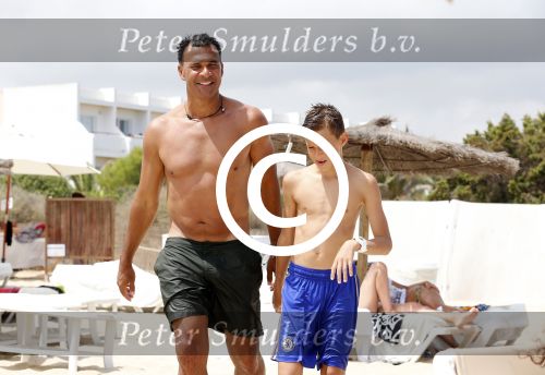 Ibiza 12 juli 2012
Ruud Gullit met zijn dochters Felicity Chermaine Joelle en zoon Maxim Gulli op vakantie op ibiza.
Peter Smulders bv