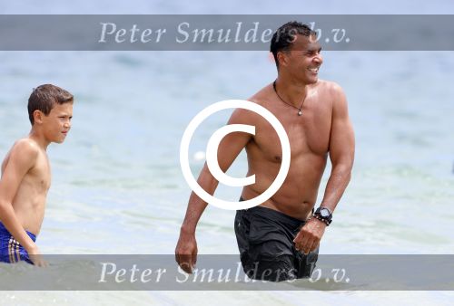 Ibiza 12 juli 2012
Ruud Gullit met zijn dochters Felicity Chermaine Joelle en zoon Maxim Gulli op vakantie op ibiza.
Peter Smulders bv