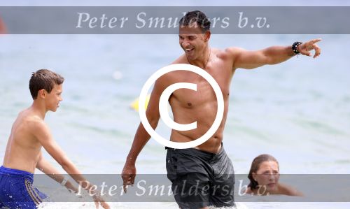 Ibiza 12 juli 2012
Ruud Gullit met zijn dochters Felicity Chermaine Joelle en zoon Maxim Gulli op vakantie op ibiza.
Peter Smulders bv