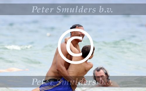 Ibiza 12 juli 2012
Ruud Gullit met zijn dochters Felicity Chermaine Joelle en zoon Maxim Gulli op vakantie op ibiza.
Peter Smulders bv