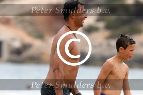 Ibiza 12 juli 2012
Ruud Gullit met zijn dochters Felicity Chermaine Joelle en zoon Maxim Gulli op vakantie op ibiza.
Peter Smulders bv