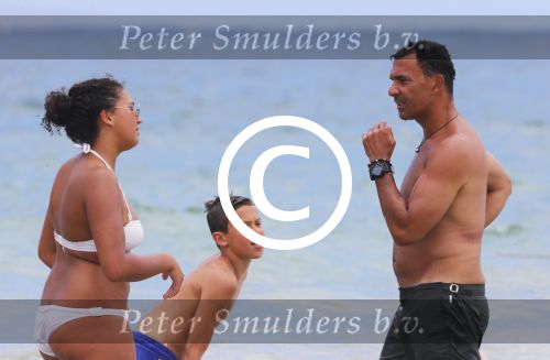Ibiza 12 juli 2012
Ruud Gullit met zijn dochters Felicity Chermaine Joelle en zoon Maxim Gulli op vakantie op ibiza.
Peter Smulders bv
