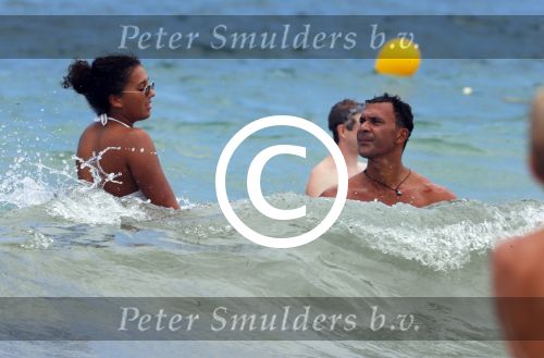 Ibiza 12 juli 2012
Ruud Gullit met zijn dochters Felicity Chermaine Joelle en zoon Maxim Gulli op vakantie op ibiza.
Peter Smulders bv