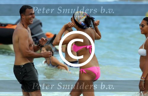Ibiza 12 juli 2012
Ruud Gullit met zijn dochters Felicity Chermaine Joelle en zoon Maxim Gulli op vakantie op ibiza.
Peter Smulders bv