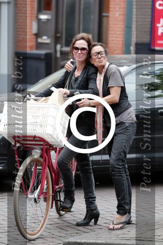 Amsterdam 3 juli 2012
suzanne klemann met haar vriendin op de cornelis schuytstraat.
Peter Smulders bv