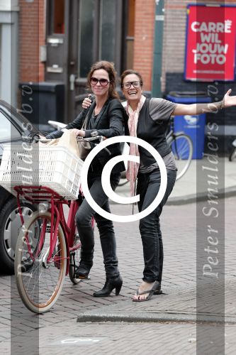 Amsterdam 3 juli 2012
suzanne klemann met haar vriendin op de cornelis schuytstraat.
Peter Smulders bv