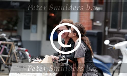 Amsterdam 3 juli 2012
suzanne klemann met haar vriendin op de cornelis schuytstraat.
Peter Smulders bv