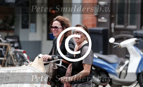 Amsterdam 3 juli 2012
suzanne klemann met haar vriendin op de cornelis schuytstraat.
Peter Smulders bv