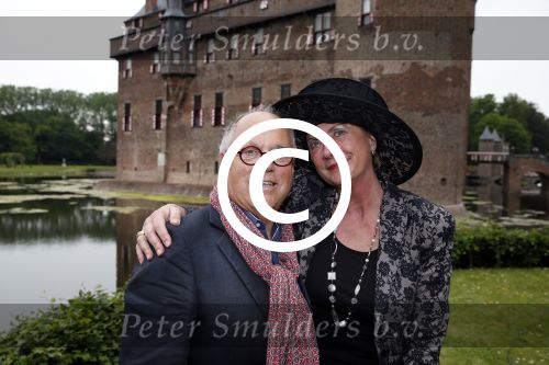 Haarzuilens 12 juni 2013
Haringparty op kasteel de Haar in Haarzuilens. Joop Braakhekke met Annemarie v Helden
Peter Smulders bv