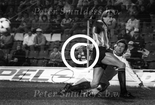 Eindhoven, 8 Februari 1989
2e Wedstrijd tussen PSV-KV Mechelen, eindstand 1-0
Jozef Chovanec    Piet den Boer
Foto Peter Smulders BV