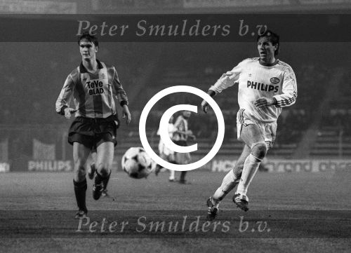 Eindhoven, 8 Februari 1989
2e Wedstrijd tussen PSV-KV Mechelen, eindstand 1-0
Jozef Chovanec    Johnny Bosman
Foto Peter Smulders BV