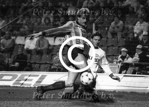 Eindhoven, 8 Februari 1989
2e Wedstrijd tussen PSV-KV Mechelen, eindstand 1-0
Jozef Chovanec    Piet den Boer
Foto Peter Smulders BV
