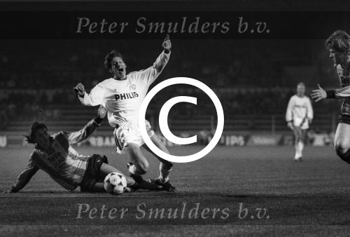 Eindhoven, 8 Februari 1989
2e Wedstrijd tussen PSV-KV Mechelen, eindstand 1-0
Juul Ellerman Erwin Koeman
Foto Peter Smulders BV