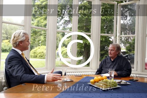 Den Haag 19 juni 2013
Karel Hille interviewt Geert Wilders bij daar waar Karel woont.
Peter Smulders bv